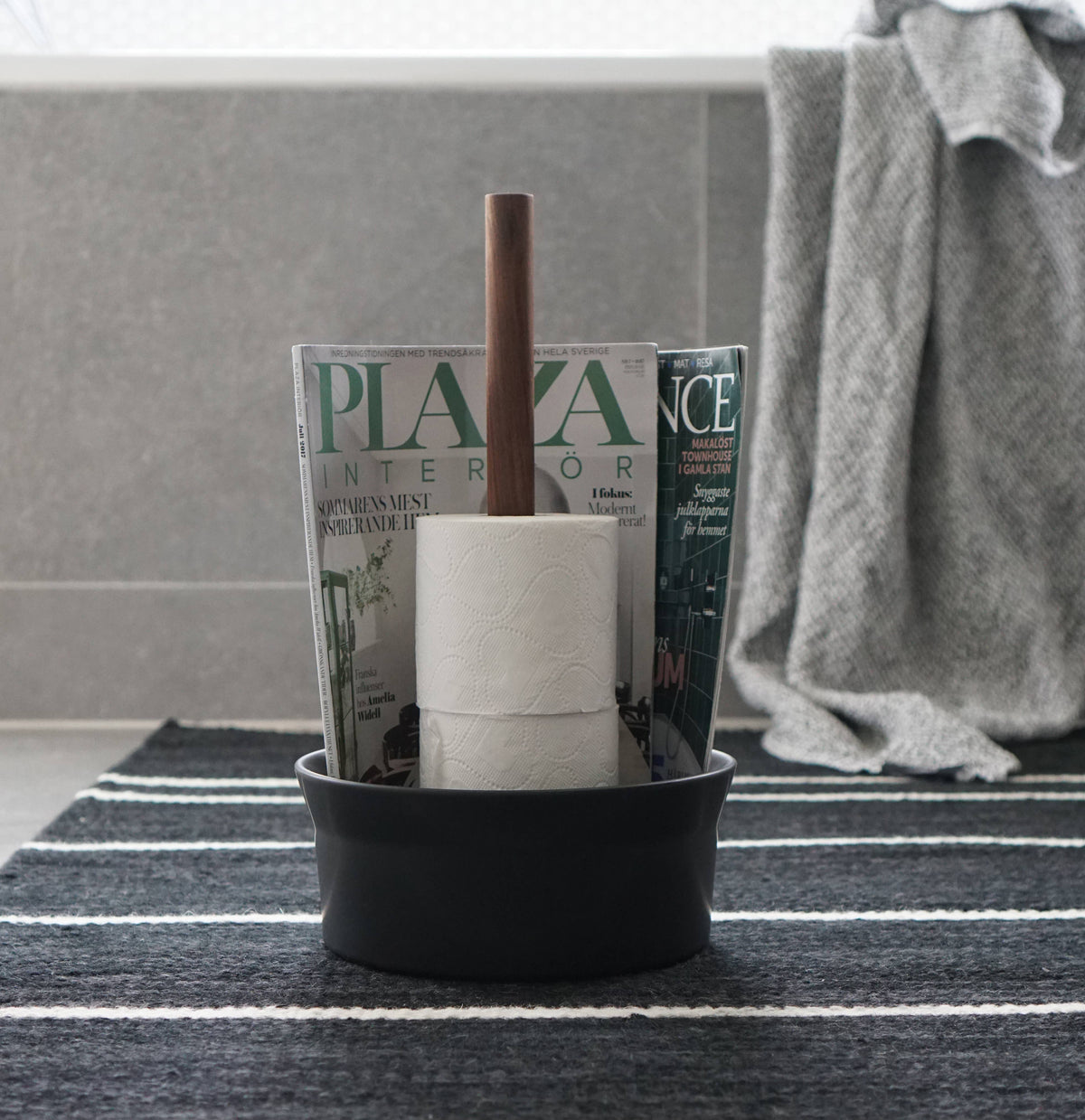 Born in Sweden Toilettenpapier-halter und Zeitschriften-ständer Schwarz