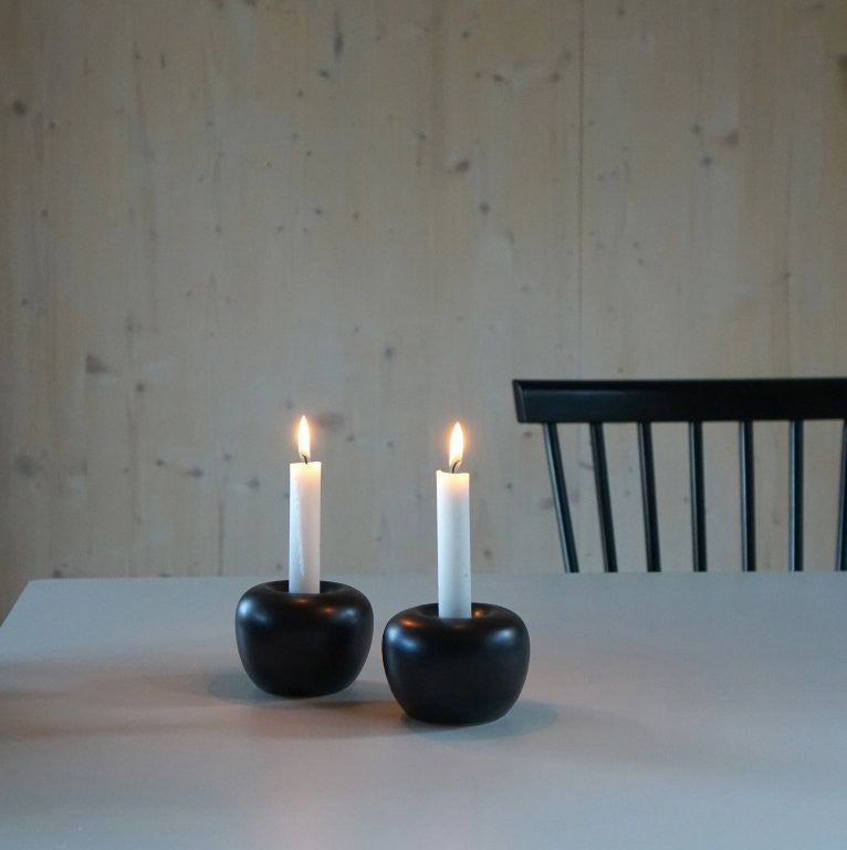 Born in Sweden Kerzenständer Apple M Schwarz