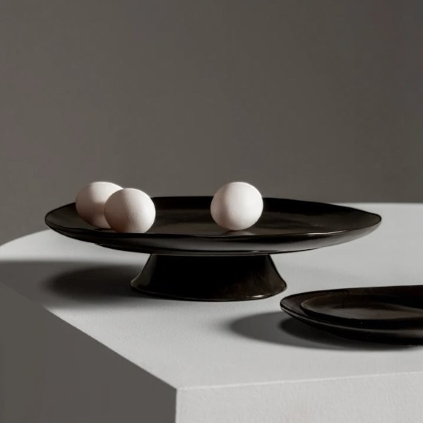 SERAX Großer Teller auf Fuss La Mère Schwarz