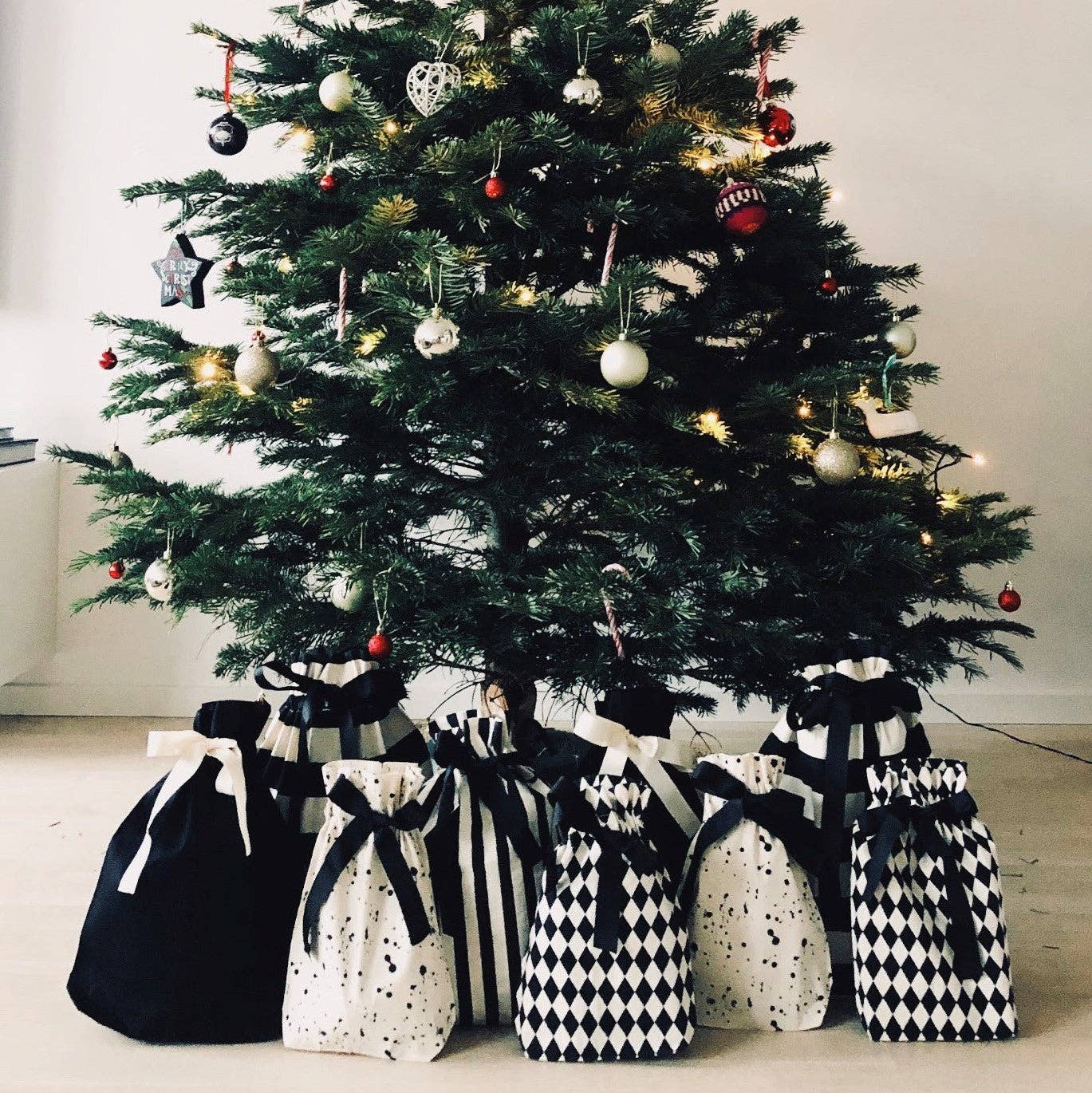 Bag-all Europe - Geschenktüte Schwarz Medium